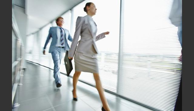 FOTO 4 | 4. Las juntas matan la innovación y la creatividad

No sé tú, pero yo creo que estar encerrado todo el día detrás de un escritorio no es nada inspirador. Yo suelo tomarme recesos y salgo a caminar o trabajo en otro lado durante un par de horas. Y es incluso peor intentar aportar ideas cuando tus compañeros de trabajo no están concentrados… Recuerda que la mayoría de ellos no están participando realmente en la junta.