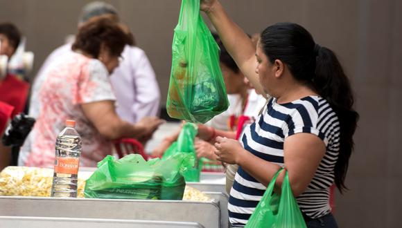 Cobro por bolsas plásticas de un solo uso ha desincentivado su consumo. (Foto: EFE)