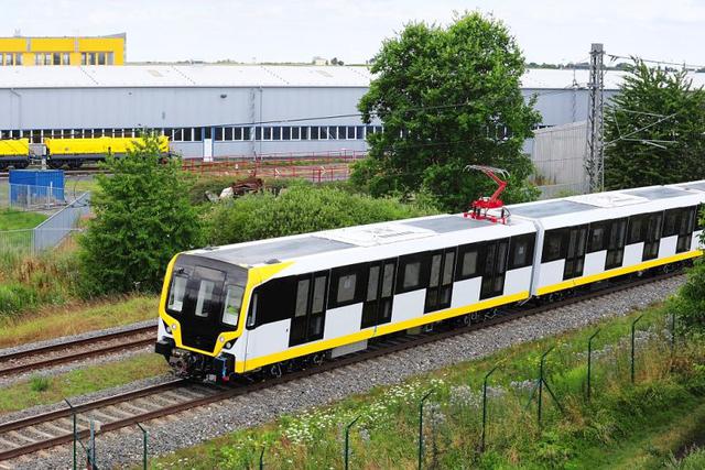 Cada vagón del tren tiene cuatro puertas por lado.