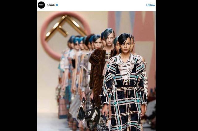 FOTO 10 | Fendi. Esta casa de modas nació en 1918 en Roma, Italia y aunque sus primeros propósitos no fueron orientados hacia la moda con el tiempo comenzaron a introducir entre sus productos ropa, bolsos y accesorios que el día de hoy son de los más costosos de esta industria y considerados de los más influyentes en la alta costura.