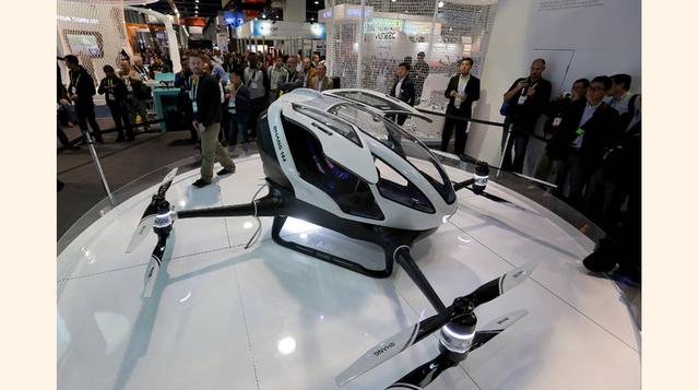 El fabricante chino EHang expuso un cuadricóptero de 1.50 metros, el EHang 184, que puede transportar a una persona y cabe en una plaza de estacionamiento. La empresa aclaró que no se trata de un dron sino de un vehículo aéreo autónomo. El precio anunciad