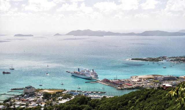 Foto 31 | Donde: El Caribe. Carolyn Spencer Brown, estratega jefe de contenido de Cruise Critic, comenta: si bien los devastadores huracanes de 2017 afectaron solo a una parte de la región del Caribe, dañaron algunos de sus lugares más populares para cruceros, como Tortola en las Islas Vírgenes Británicas, San Martín, Puerto Rico, San Bartolomé y las Islas Vírgenes Estadounidenses. es St. Thomas, St. Croix y St. John. Si bien todos están bajo rehabilitación y reconstrucción importantes, y la mayoría actualmente están abiertos a cruceros y turistas, este podría ser un año perfecto para explorar las islas más exóticas. Eso se debe a que líneas como Windstar, que antes de los huracanes planeaban ofrecer viajes centrados en BVI, reubicaron barcos en otras partes del Caribe. ¿El viaje ganador? Nos encanta Wind Surf, uno de los barcos de vela de la línea, con su viaje de salida de Barbados; los puertos incluyen Martinica, Guadalupe y Montserrat, todas las islas que hasta ahora habían sido pasadas por alto por las líneas de cruceros establecidas. Y entérate de esto: hay una gran capacidad de cruceros en esta región, especialmente cuando se trata de pequeñas navegaciones. En parte, el exceso de cabañas está disponible porque muchos viajeros asustados cancelaron sus reservas. Además, normalmente pueden ser más caros (busque US$ 300 por persona, por día) que los grandes buques. Pero haga las cuentas: Windstar y otras pequeñas líneas de barcos como Crystal, Regent Seven Seas, Seabourn, Azamara, Oceanía y Viking Oceans, en realidad pueden tener un buen valor en comparación con las propiedades terrestres porque son más inclusivas en cuanto a precios. Busque ofertas que incluyen cócteles, propinas y excursiones en tierra, sin mencionar las estadías previas y posteriores al crucero y, en algunos casos, el pasaje aéreo al puerto de embarque de los buques”.