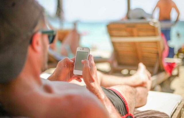 FOTO 47 | NO PIERDAS PUNTOS. Después de acumular miles de millas y puntos de hotel, lo último que quieres hacer es dejar que tus puntos caduquen. Incluso si no deseas canjear millas al instante, puedes evitar que se desperdicien al utilizar prácticas aplicaciones de seguimiento. Con AwardWallet, por ejemplo, puedes controlar tus millas de viajero frecuente, puntos de fidelidad de hotel y puntos de tarjeta de crédito en una plataforma y recibir alertas si tus puntos están en riesgo de caducar. Y con Points.com, puedes transferir puntos y millas a diferentes programas y realizar un seguimiento del saldo de tu cuenta. Otra herramienta para guardar en tu arsenal es el rastreador de puntos, TripIt Pro, que registra los puntos acumulados en diferentes programas. (Foto: Getty)