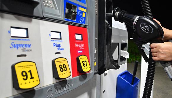Revisa los precios de la gasolina en el estado de California para este domingo 8 de octubre y en qué lugares puedo comprarla barata. (Foto: AFP)