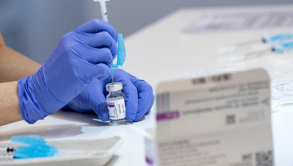 El director de Análisis de Datos de la EMA, Peter Arlett, subrayó que “los beneficios de la vacuna AstraZeneca superan los riesgos”. (Foto: AFP).