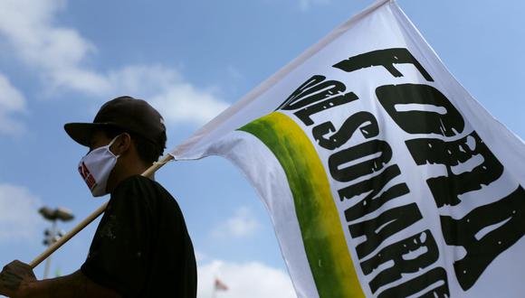 Un manifestante camina con una bandera que dice: "fuera Bolsonaro" ante una caravana para protestar contra el gobierno del presidente de Brasil, Jair Bolsonaro, en Sao Paulo, Brasil, el 20 de febrero de 2021. REUTERS/Carla Carniel