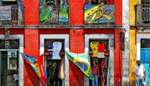 Este mural de arte callejero pertenece al Centro Histórico de Salvador de Bahía, conocido como ‘Pelourinho’, en Brasil. (Pinterest / Claire Nuttal)