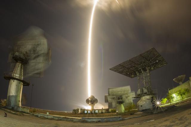 La nave espacial Soyuz TMA-14M  deja un rastro a través del cielo en esta imagen de larga exposición. (Reuters)