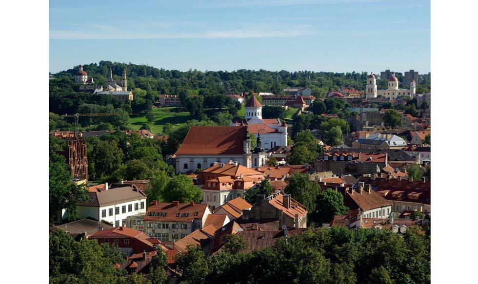 Lituania – 0,35. Lituania tiene uno de los niveles más altos de desigualdad en Europa. Según el Fondo Monetario Internacional (FMI), el 20% más rico de su población tiene 6,1 veces los ingresos del 20% más pobre, y se estima que aproximadamente una quinta