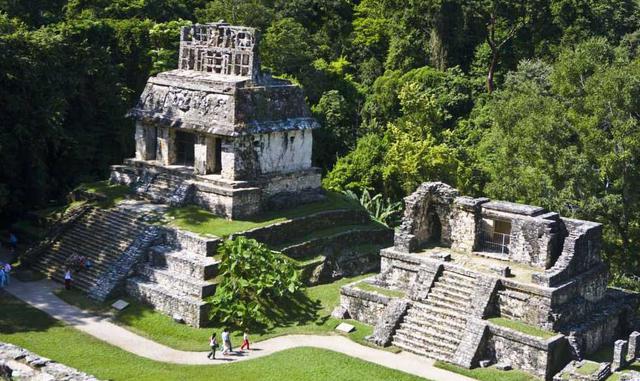 Palenque (México). A los pies de los montes de Chiapas, en el suroeste de México, Palenque es un tesoro para los arqueólogos. Al parecer, la ciudad existía ya cien años antes de Cristo. Cinco siglos después se convirtió en un importante centro de la civil