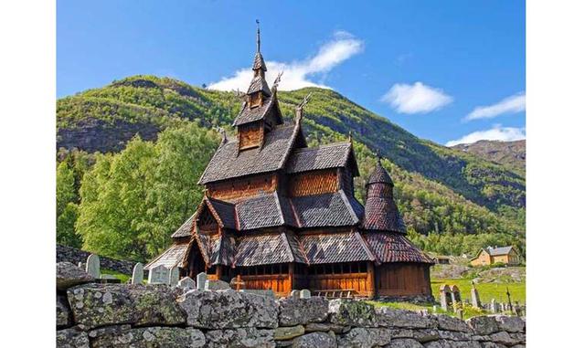 Los paisajes de noruega resaltan la austera belleza de la Borgund Stave Church. Su diseño nórdico nos lleva una historia de fantasía. (Foto: msn)