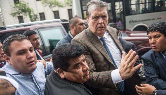 16. El 15 de noviembre de 2018, Alan García acude a la Fiscalía para ser interrogado como parte de la investigación que le sigue por la adjudicación de la Línea 1 del Metro de Lima a Odebrecht. (Foto: AFP)