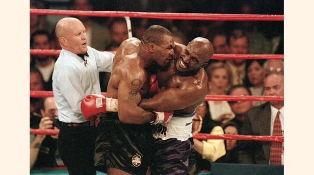 Mike Tyson vs. Evander Holyfield - Junio 28, 1997. Famoso instante en que Tyson muerde a Holyfield en la oreja durante su pelea por el título mundial de pesos pesados. (Foto: Learni)