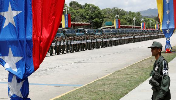 Soldados formando en la ceremonia que inauguró la repartición de los kit electorales en Venezuela. (Foto: Reuters)
