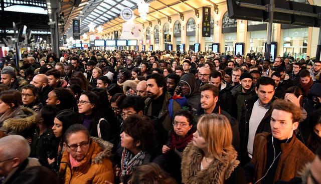 Los directivos de la compañía nacional de ferrocarriles (SNCF) buscan hacer milagros para transportar a miles.  (Foto: AFP)