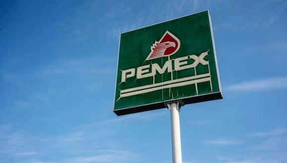 La señalización se exhibe fuera de una gasolinera de Petróleos Mexicanos (Pemex) en Tepic, estado de Nayarit, México, el miércoles 22 de abril de 2020. (Fotógrafo César Rodríguez/Bloomberg)