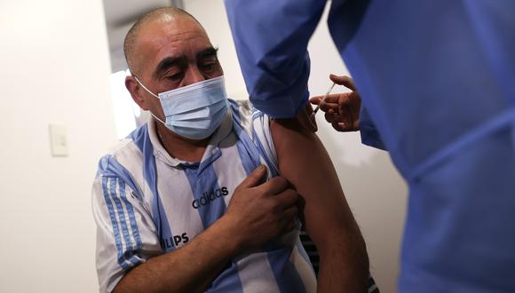 Imagen referencial de una persona siendo vacunada en Argentina. (Foto: EFE)).