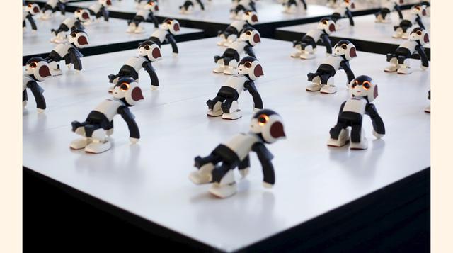 Un centenar de robots humanoides de nombre Robi bailan sincronizádamente en una exhibición promocional en Tokio. (Foto: REUTERS)