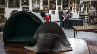 Subastan sombrero bicornio de Napoléon en Francia por 350,000 euros
