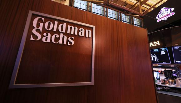 El logotipo de Goldman Sachs se ve en la Bolsa de Valores de Nueva York durante las operaciones matutinas del 25 de agosto de 2023 en la ciudad de Nueva York.