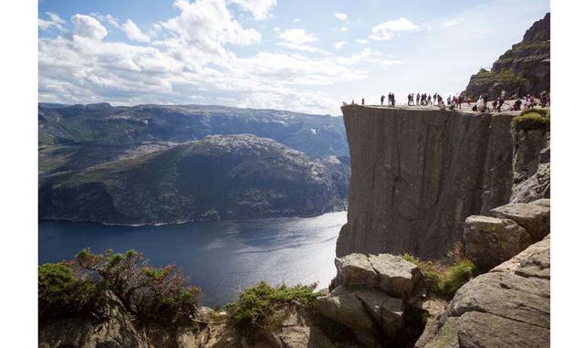 PREIKESTOLEN, NORUEGA. El acantilado tiene unos 600 metros de alto y está frente al fiordo de Lysefjord, lo que completa una vista realmente envidiable. El acantilado es casi plano en el tope, con una superficie de 25×25 metros, pero llegar hasta arriba n