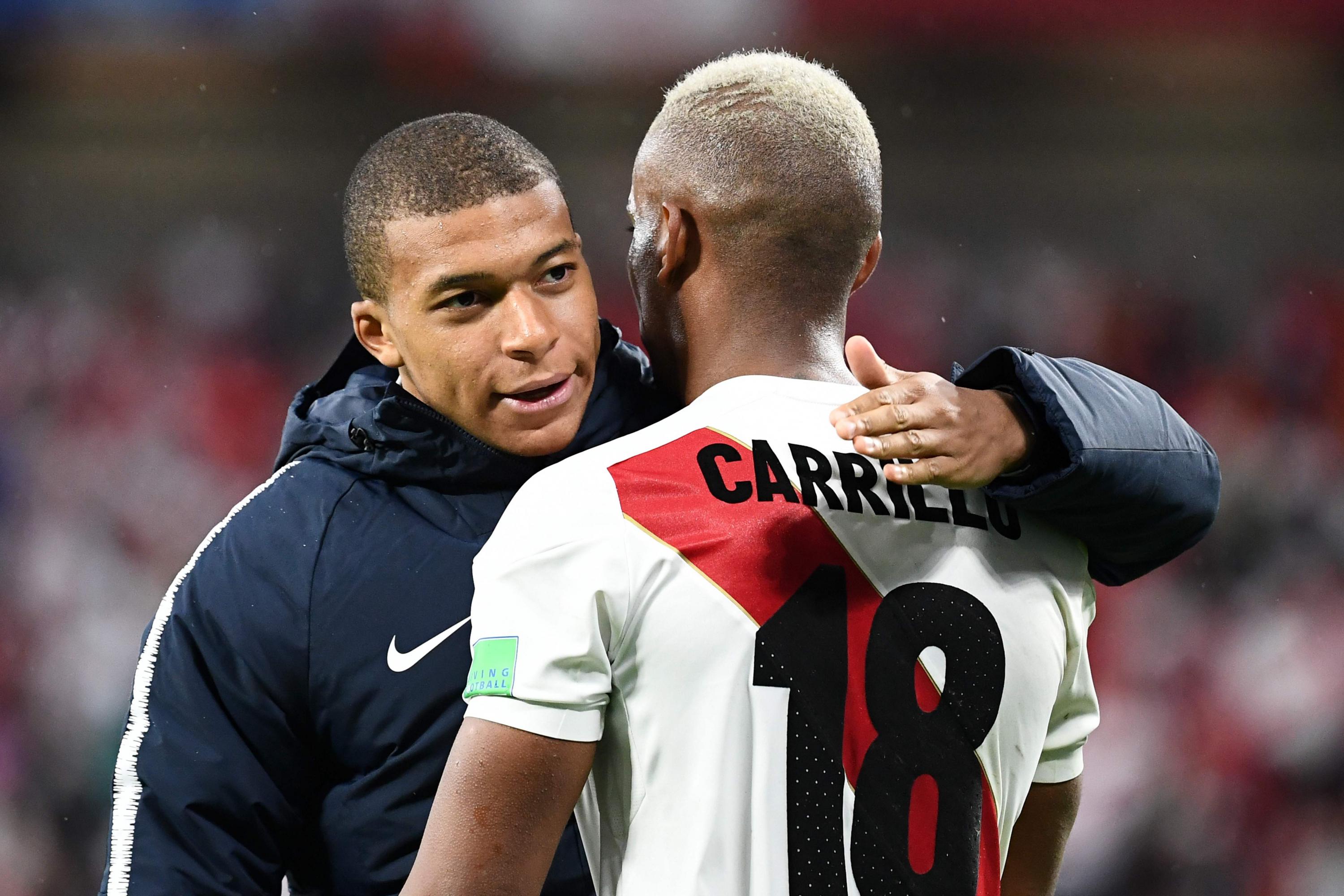 Mbappé felicita a André Carrillo al terminar el duro encuentro que dejó eliminada a Perú, y clasificó a la selección de Francia. (Foto: AFP)
