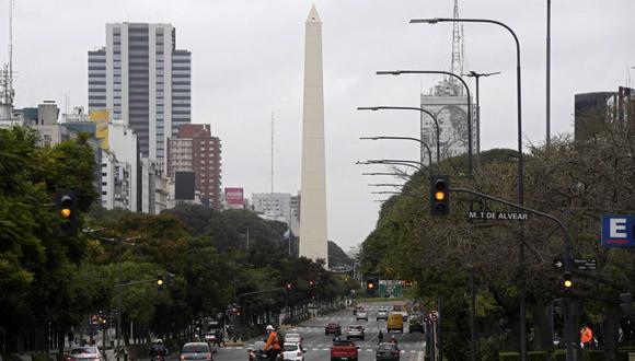 Para sortear las restricciones, muchos argentinos recurren a los mercados informales de divisas, donde el dólar cotiza casi al doble que en el mercado formal. (Foto: AFP)