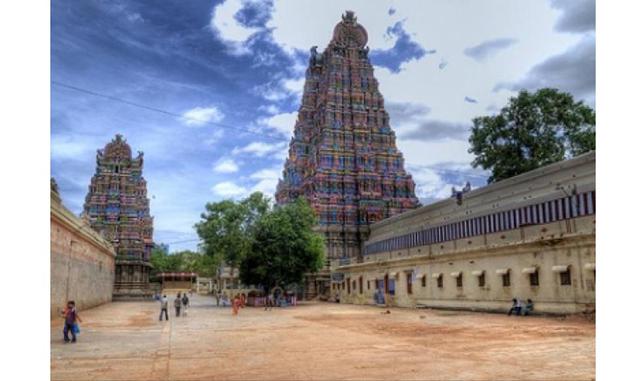 Templo Meenakshi Amman. Ubicado en la localidad de Madurai en la India, este lugar data del siglo VII y fue levantado en honor del Dios Shiva. Fue considerado para formar parte de las "Siete maravillas del mundo moderno", debido a su arquitectur