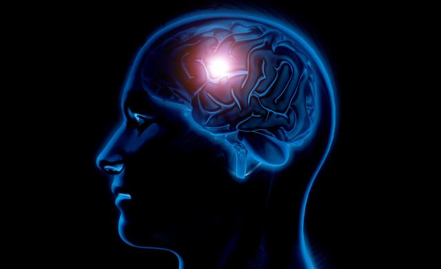 7) Técnicos de neuroimplantes
Los conocimientos sobre el cerebro se crean y modifican cada día, con investigaciones que permiten conocer áreas hasta el momento inexploradas. Mediante el uso de robots médicos, será posible incluso hacer neuroimplantes para corregir todo tipo de problemáticas.
Estos deberán especializarse en grabar contenidos en el cerebro mediante chips y dispositivos, y además, instalarlos. (Foto: Freepik)