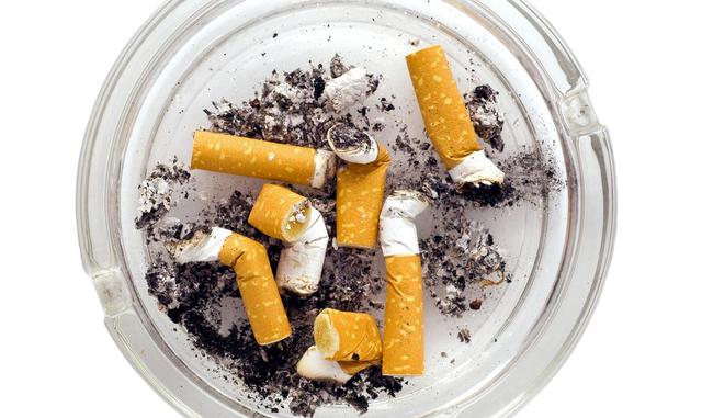 Cada año se tiran 4,5 billones de colillas, la parte más tóxica del cigarrillo. Tiene un elevado impacto en la naturaleza, perjudicando el medio ambiente. "El 97% de los cigarrillos que se consumen hoy en día a nivel mundial tienen filtros. De estos,