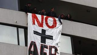 Manifestantes toman las oficinas de la Asociación de AFP en Chile