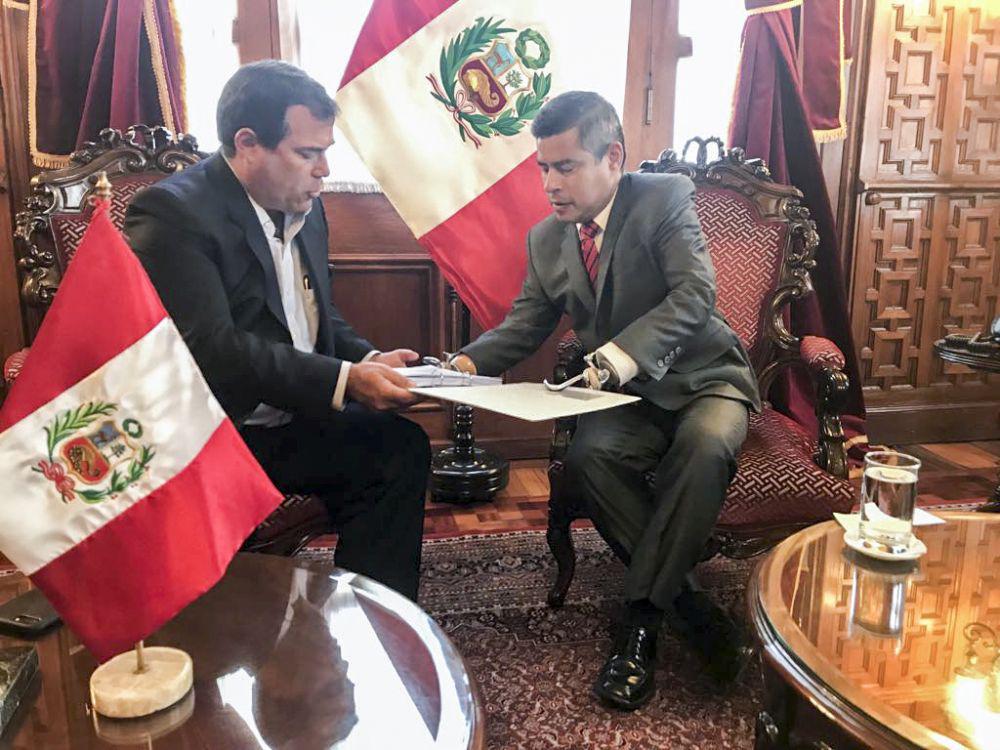 El ministro Bruno Giuffra, entregó al presidente del Congreso de la República, Luis Galarreta, el informe con las acciones que desarrolla el sector para mejorar la seguridad en la red vial nacional. (Foto: Difusión)