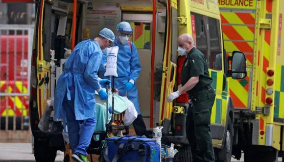 Profesionales médicos trasladan a un paciente que llegó en una ambulancia en Londres, Gran Bretaña. (Foto: Reuters).