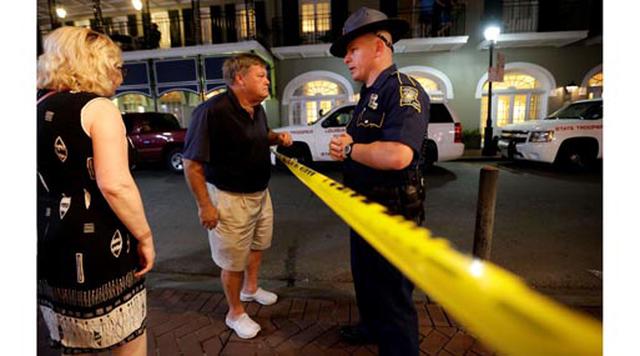 Nueva Orleans, Estados Unidos. Homicidios: 150. Población: 378.715. Tasa de homicidios: 39.61. En la imagen: un policía de Louisiana avisa a los transeúntes de un episodio en el que una persona murió acuchillada en Toulouse Street cerca de Bourbon Street.