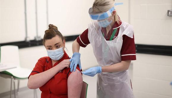 La hermana Joanna Sloan se convierte en la primera persona en ser vacunada en Irlanda del Norte. (EFE / EPA / Liam McBurney / POOL).