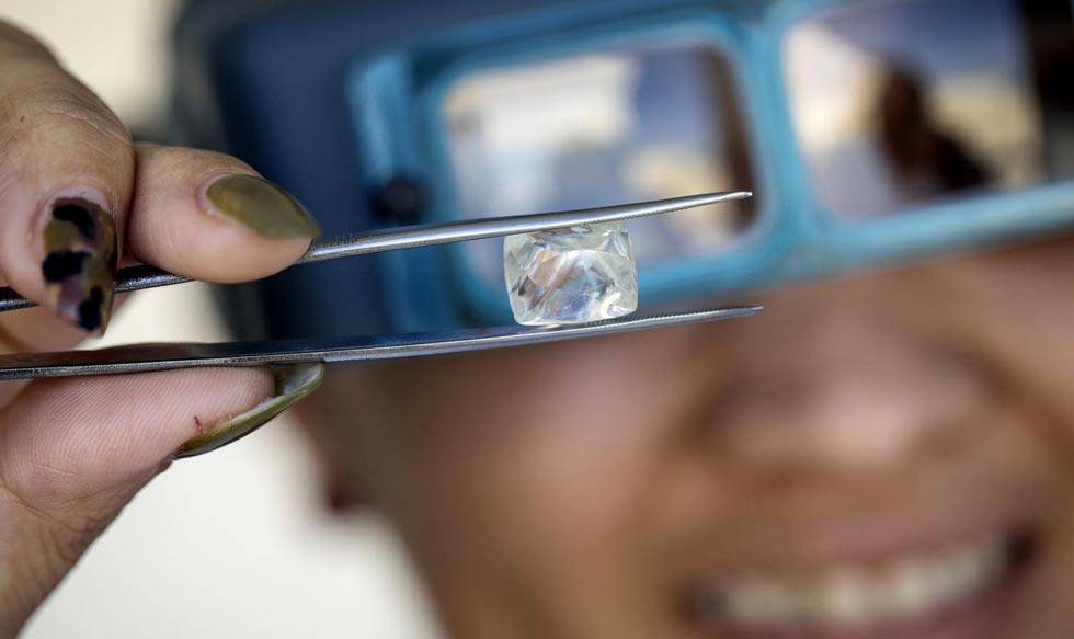 El sector intermedio de los diamantes, el vínculo de la industria entre las minas africanas y las joyerías en Nueva York, Londres y Hong Kong, está sufriendo presión como nunca antes.