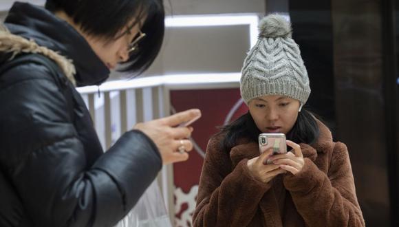 El mercado chino, que representa aproximadamente el 30% de las ventas de teléfonos inteligentes, fue especialmente afectado con una caída del 10%, según el análisis de IDC. (Foto: AFP)