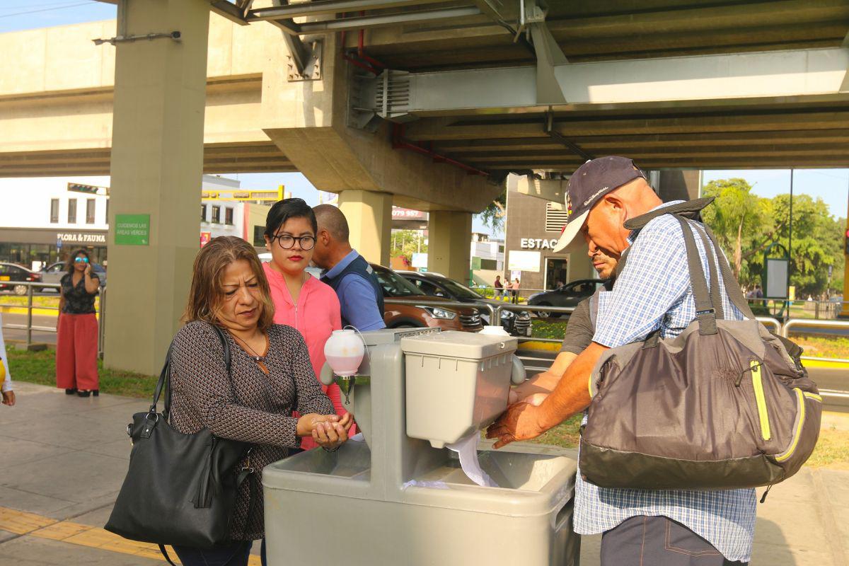 Vecinos y transeúntes pueden los puntos de lavado de manos instalados en San Borja. (Difusión)