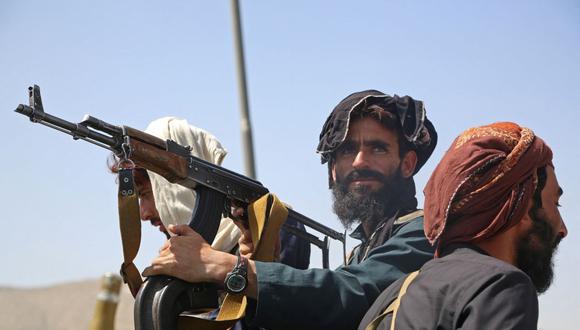 Los combatientes talibanes montan guardia en un vehículo a lo largo de la carretera en Kabul el 16 de agosto de 2021, después de tomar el control de Afganistán. (AFP).