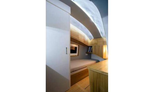 El interior es elegante y moderno, y se completa perfectamente con el diseño de la cocina, el baño y la cama plegable.