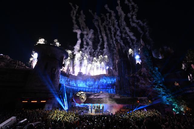 Fuegos artificiales sobre el Halcón Milenario de “Star Wars: Galaxy Edge” (Foto: AFP)