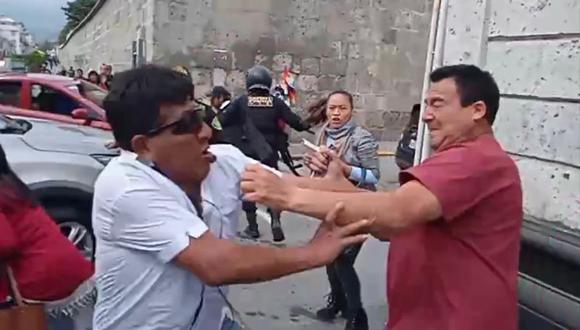 Congresista Edwin Martínez Talavera se agarra a golpes con manifestante (Foto: GEC)