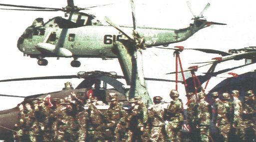 Soldados norteamericanos esperan el momento para subir al helicóptero que los llevará a la isla caribeña de Haití. (Foto Reuter).