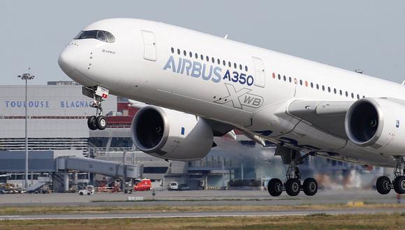 La aerolínea Emirates anunció el lunes la compra de 20 aviones adicionales A350 de Airbus, elevando a 50 los aviones. (Foto de archivo: Reuters)