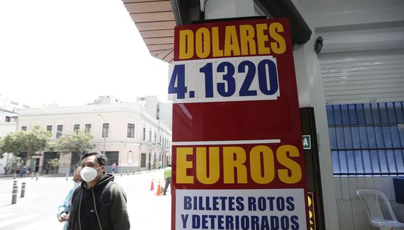 En el mercado paralelo o casas de cambio de Lima, el tipo de cambio se cotiza a S/ 4.115 la compra y S/ 4.140 la venta. (Foto: Jorge Cerdán / GEC)