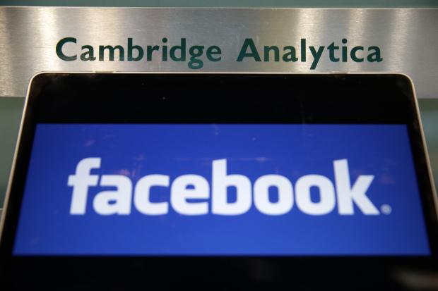 Facebook expresó su indignación por el mal uso de sus datos por parte de Cambridge Analytica en el centro de un escándalo importante que sacudió al gigante de los medios sociales. (Foto: AFP)