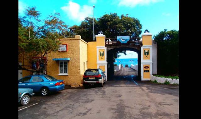 FOTO 6 | Luego está la St. Helena Distillery, considerada la destilería más remota del mundo. Su especialidad es el Tungi (pronunciado TUN-yi), un aguardiente hecho a partir de pera espinosa y embotellado en un frasco de vidrio biselado modelado para evoc