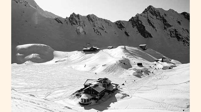 Balea Ice Hotel, en Cirtisoara, Rumania. En el corazón de las montañas Cárpatos, a  2 655 m sobre el nivel del mar, se encuentra un hotel único en su especie. Al estar construido con hielo, tanto el diseño como la iluminación pretenden ser eximias; casi c