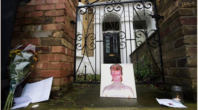El frontis de la casa donde nació Bowie ahora es punto de parada de diversos visitantes que quieren dejarle un recuerdo al ícono musical.