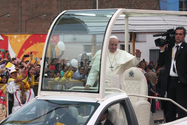 Foto 5 | La máxima autoridad de la Iglesia Católica partió hacia el monumento de la Virgen del Inmaculado Corazón de María, ubicado frente al mar, donde se detendrá para orar.